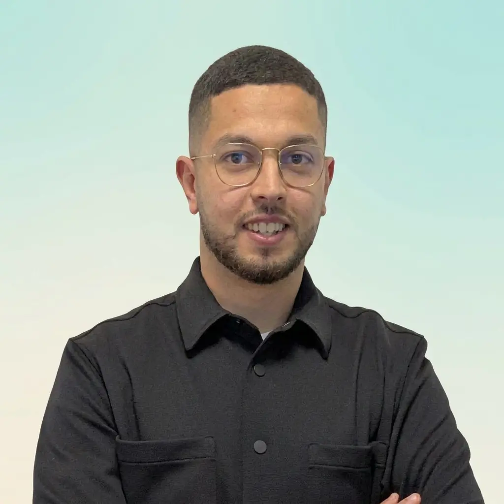 Le conseiller pédagogique Tutoria Cergy, souriant, dans son bureau