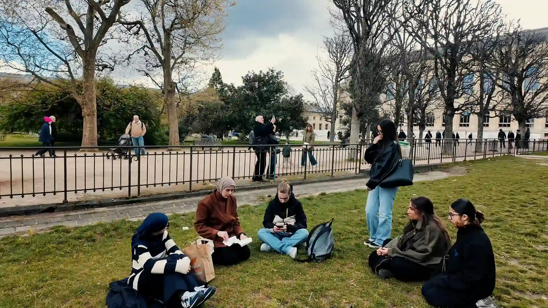 Lecture en groupe dans un parc parisien : des élèves Tutoria réunis autour d'un livre
